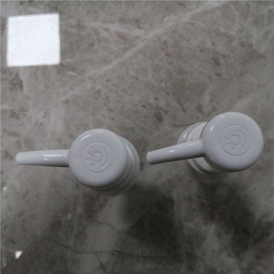 C'è ne colorano uso della pompa dell'erogatore del prodotto disinfettante di dosaggio 4cc di 33mm il multi